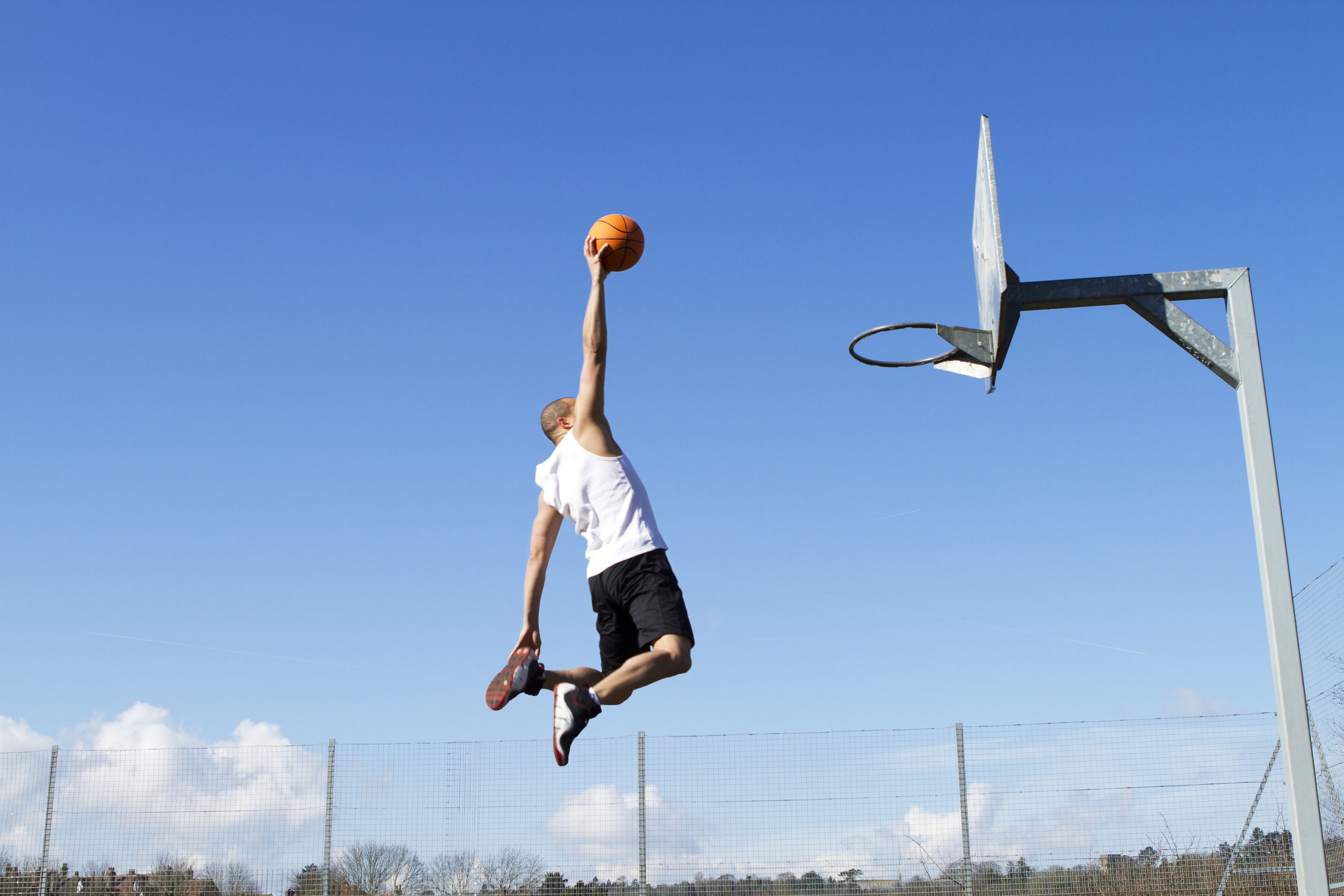 Кидать заднюю. Прыжки в баскетболе. Баскетболист в прыжке. Баскетболист прыгает. Баскетболист с мячом в прыжке.